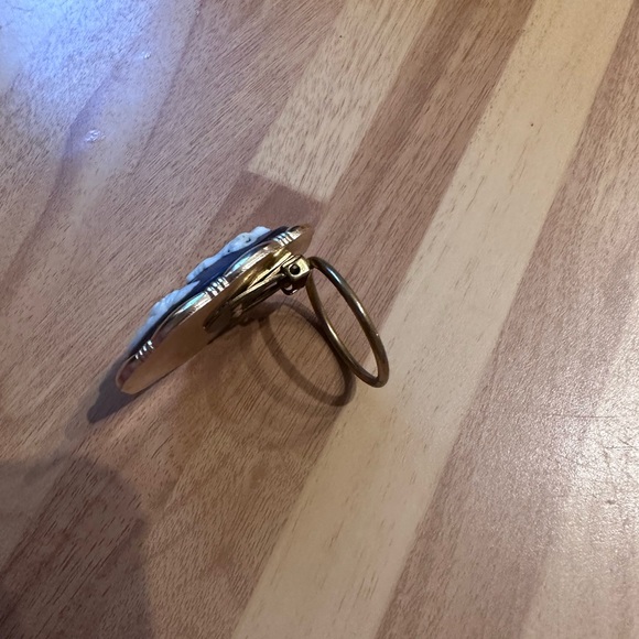 Cameo Vintage 70s Scarf brooch on faux shell gold tone frame - Picture 6 of 6